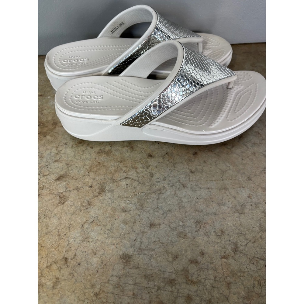 Crocs Capri V Metallic Texture Sandals White Silver Snakeskin Flip Flops Size 8 - Picture 4 of 8